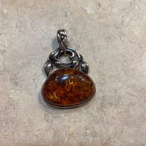 Amber sterling silver pendant statement necklace with intricate floral design - Picture 4 of 11